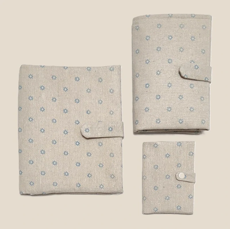 Obal na očkovací průkaz - "Imitace lnu - modré kvítí" a bílá